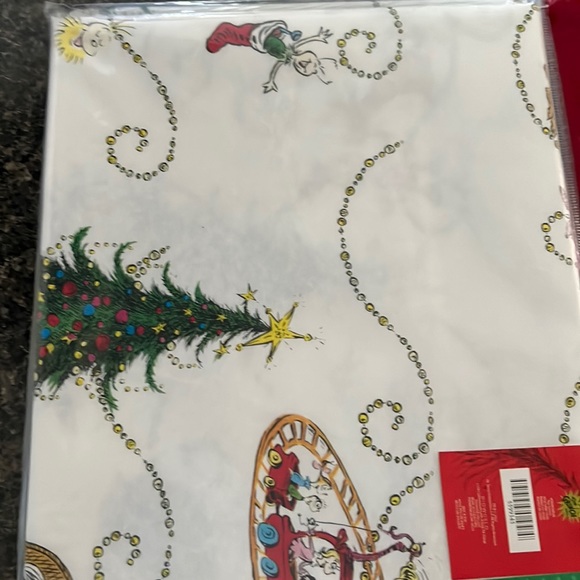 NWT GRINCH VINYL TABLECLOTH💗 - Picture 1 of 3